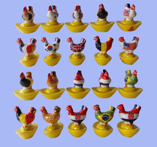 GÀ ĐỨNG TRÊN THỔI VÀNG MANG HÌNH CỜ CÁC NƯỚC